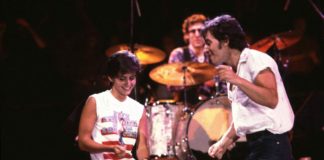 Flashback Friday: Look Away Chandler, Monica Only Had Eyes For The Boss! Courteney Cox with The Boss